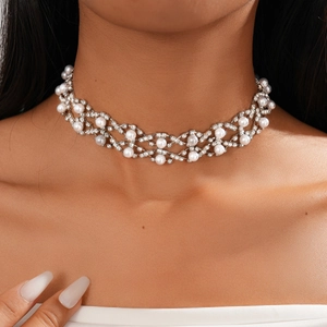 Detailansicht des silbernen Choker-Sets mit Perlen und Strass am Hals