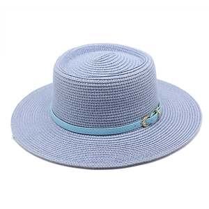 Dettaglio cappello di paglia lavanda con cinturino in pelle azzurra e fibbia oro