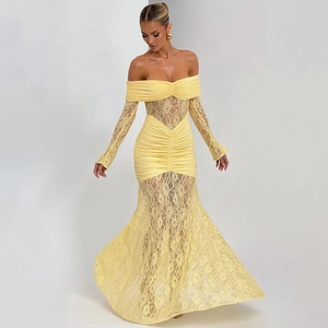 Détail d'une robe de soirée jaune à épaules dénudées avec manches en dentelle élégantes