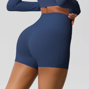 Gros plan sur le short de fitness taille haute avec poche latérale en bleu marine