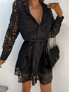 Robe chemise élégante en dentelle noire à manches longues avec ceinture et détails ajourés