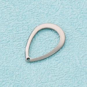 Détail d'un pendentif goutte en argent avec petit trou pour la création de bijoux DIY