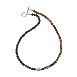 Vue détaillée du collier pour homme avec perles oeil de tigre, obsidienne et fermoir toggle