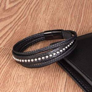 Bracelet multicouche en cuir tressé noir style punk avec rivets argentés et fermoir aimanté