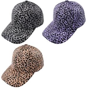Drei Baseballkappen mit Leopardenmuster in Schwarz, Lila und Braun für Damen und Herren