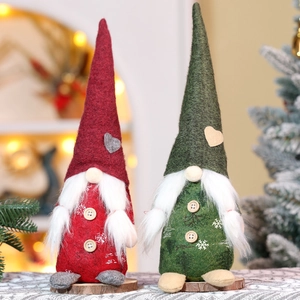Dettaglio di gnomi natalizi rossi e verdi con cappelli in feltro e bottoni in legno