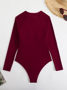 Maillot de bain bordeaux à manches longues avec coussinets et accessoires de plage