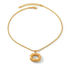 Vue détaillée du pendentif ovale géométrique doré avec fermoir mousqueton