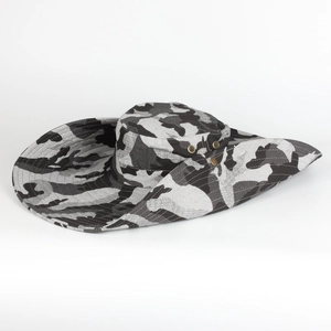 Détail d'un chapeau de soleil camouflage à larges bords avec boutons-pression latéraux