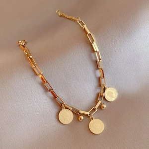 Pulsera de acero de titanio dorado con colgantes de monedas de Isabel II sobre seda