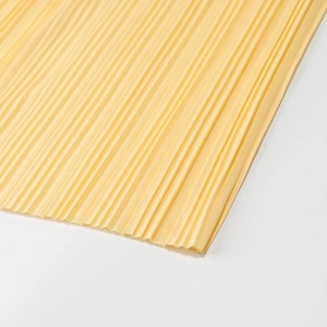 Gros plan détaillé sur la texture du tissu plissé jaune pour ensemble deux pièces chic