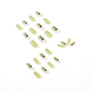 Unghie finte sfumate verde matcha traslucido con decorazione a farfalla e forma squadrata lunga