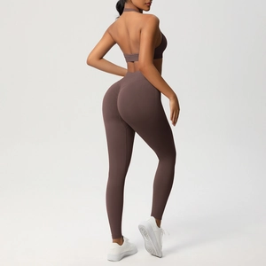 Dettaglio laterale del set yoga marrone scuro con reggiseno a vogatore e leggings a vita alta