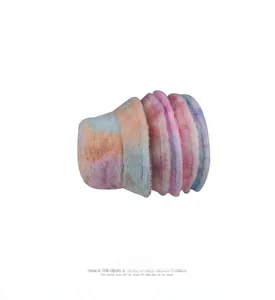 Détail de la texture tie-dye moelleuse et de la fourrure colorée de ces bobs tendance pour femme