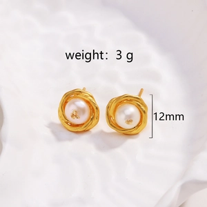 Vue détaillée des boucles d'oreilles en or 18k avec perles blanches et taille 12mm