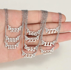 Colliers en acier inoxydable avec pendentifs numéros d'ange et ailes de papillon à la main