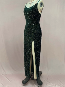 Détail de la fente haute et des paillettes scintillantes sur la robe de soirée