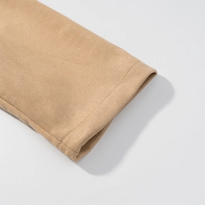 Detailweergave van de kaki suède jasmanchet met hoogwaardige dubbele stiksels en textuur