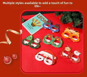 Vue à plat de six lunettes de Noël en carton avec Père Noël, renne et sapin de fête