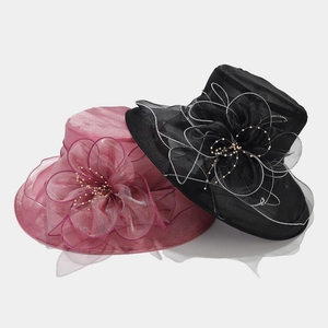 Chapeaux élégants en organza français avec de grandes fleurs décoratives en noir et rose.