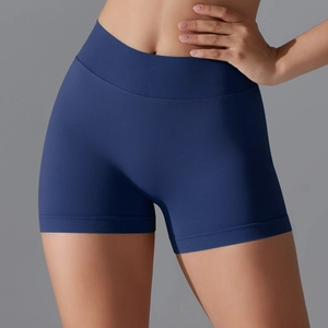 Gros plan d'un short de yoga sans couture bleu foncé taille haute en maille côtelée