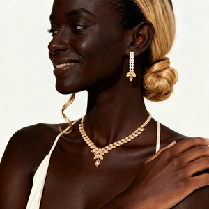Gros plan sur un ensemble collier et boucles d'oreilles en or avec zircons
