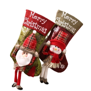 Set mit zwei Weihnachtsstrümpfen mit 3D-Weihnachtsmann- und Schneemannfiguren in Rot und Grün