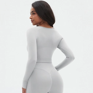 Vue arrière du haut de yoga gris clair sans couture avec legging de fitness moulant femme