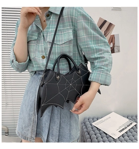 Detailansicht der gotischen Fledermausflügel PU Leder Handtasche mit Spinnennetz und Nieten.