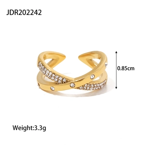 Makroansicht des vergoldeten Crossover-Rings mit weißen Zirkonia und Maßangaben