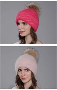 Détail de bonnets d'hiver en tricot rose avec de gros pompons en fourrure pour femmes