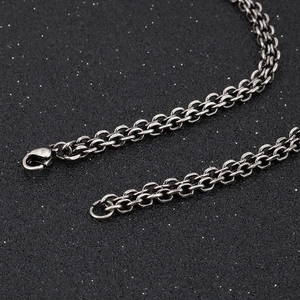 Gros plan d'un collier en acier vintage avec un fermoir mousqueton et maillons de qualité