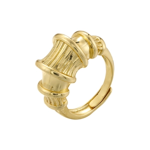 Detailed view of the vertical ribbed texture on this gold-plated adjustable ring