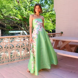 Detailansicht des minzgrünen Satin-Maxikleides mit rosa Kirschblüten-Blumenmuster