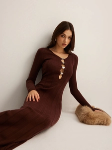 Détail de l'encolure en V avec boucle argentée sur robe en tricot côtelé marron