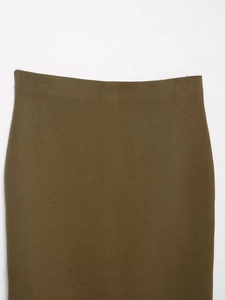 Détail de la taille en maille haute densité et texture de la jupe vert olive foncé