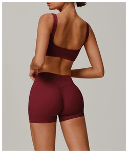 Rückansicht des weinroten Sport-Sets mit High-Waist-Shorts und V-Förmiger Nahtführung