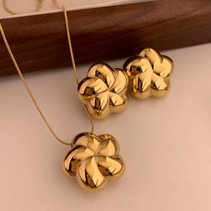 Golden 3D hollow flower jewelry set including necklace and stud earrings in polished steel