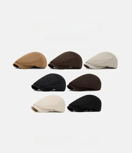 Assortiment de casquettes plates vintage aux tons neutres rayés et unis en grille