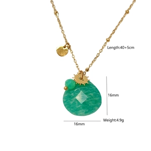 Détail du pendentif en amazonite avec soleil doré sur une chaîne en acier titane 45cm