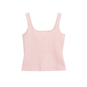 Dettaglio del top in maglia rosa con scollo quadrato e trama a costine sottili
