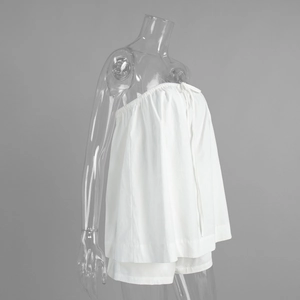 Détails de la texture en coton et lin blanc sur l'ensemble bustier et short
