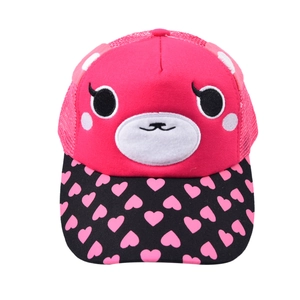 Détail de l'arrière en maille rose et de l'imprimé ours cartoon sur la casquette enfant