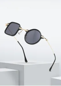 Détail de lunettes de soleil asymétriques TR90 avec montures géométriques rondes et carrées