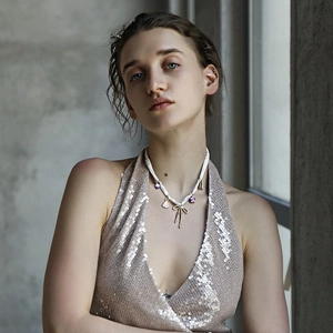 Elegante Halskette aus weißem Seidenband mit goldener Schmetterlingsschleife für Damen