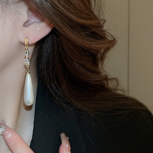 Boucles d'oreilles dorées avec pompons longs, zircons et perles en forme de goutte