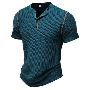 Détail du tissu gaufré bleu sarcelle et du col Henley avec coutures marron