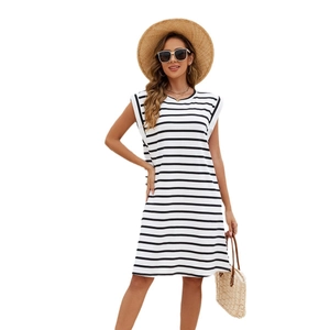 Robe de plage rayée sans manches pour femmes grande taille avec un col rond