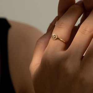 Detailed close-up of a gold-plated S925 silver ring featuring a sparkling clover diamond inlay