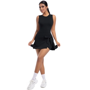 Dettaglio dell'abito da tennis nero senza maniche con fiocco elegante e tessuto traspirante